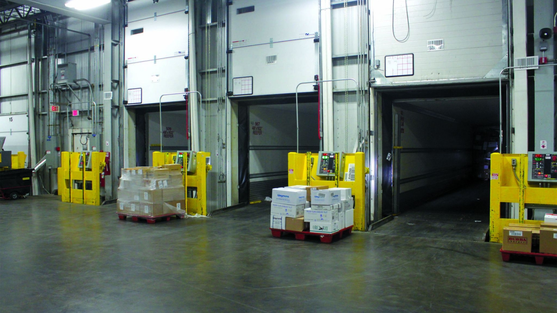 A facility with loading dock doors that boosts the business operations